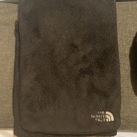 NorthFace hat & scarf set - Picture 4 of 6